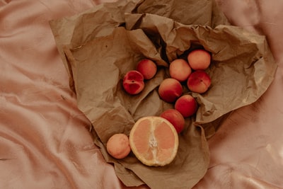 棕色纸袋上的橙色水果